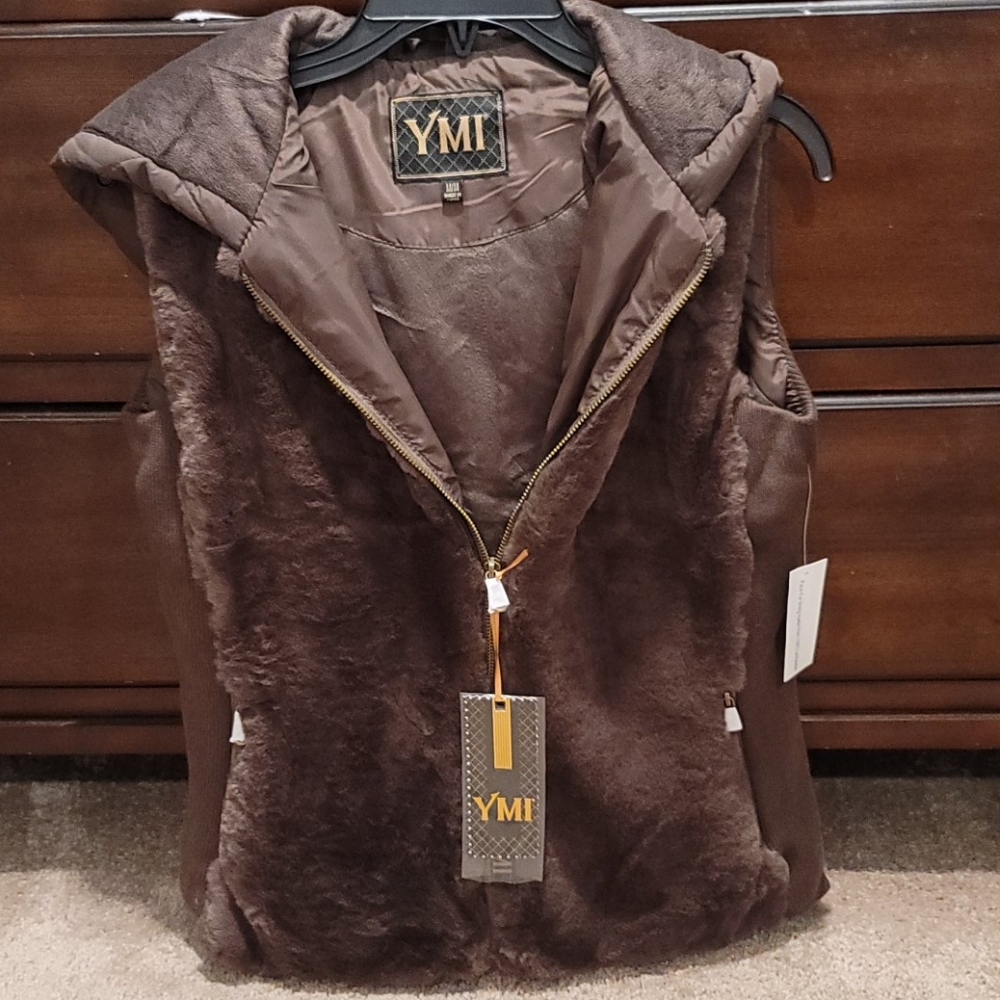 Nwt fur size medium vest with hood
